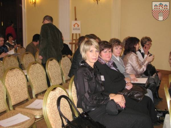 : Na fot. W oczekiwaniu na prezentację: Małgorzata Musialik, Jadwiga Podlejska,  Barbara Ledwoch.